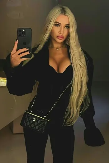 Montana - HK 141 Escort in 
    Causeway Bay
}